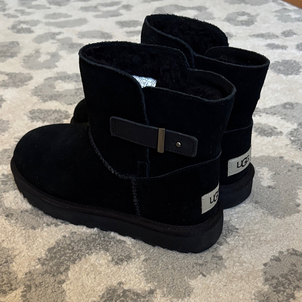 UGG Mini Bailey Belted Boot Women’s size 5 Black